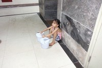 Các cư dân tại chung cư Đại Thanh phải huy động cả xô chậu để dự trữ nước