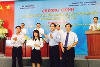 Đại diện Bảo hiểm PJICO  trao  bồi thường cho các DN bị thiệt hại