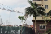 Tòa nhà N04-B1 được xây dựng sát Tòa nhà N04-B2 (bên phải)