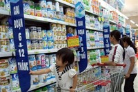 Giá sữa bán lẻ chỉ giảm nhỏ giọt, không như thông báo