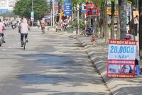 Quảng cáo phí bảo hiểm tự nguyện người ngồi trên xe 20.000 đồng/năm vẫn xuất hiện trên hè phố  