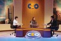 Bà Bạch Thị Lệ Thoa (giữa) tranh luận với đại diện người lao động trong chương trình 