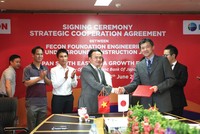 Chủ tịch HĐQT FECON Phạm Việt Khoa và ông Kiyoto Koyama, đại diện Quỹ Phát triển Đông Nam Á Nhật Bản (DBJ) ký thỏa thuận hợp tác chiến lược giữa hai đơn vị
