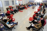 Tham gia hiến máu nhân đạo 