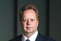 Andrew Palmer sắm vai người hùng ở Aston Martin