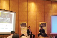 Ông Nguyễn Hữu Thủy, Tổng giám đốc VAMC (trái) trao đổi tại Hội thảo bất động sản Việt Nam