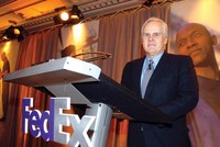 Fred Smith, Chủ tịch kiêm Tổng giám đốc điều hành Tập đoàn Fedex, từng đoạt giải  Ernst & Young Entrepreneur Of The Year Mỹ