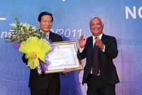 Phó chủ tịch Quốc hội Uông Chu Lưu chúc mừng Báo Đầu tư nhân dịp Báo nhận Huân chương Lao động hạng Nhì (tháng 9/2011)