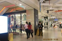 TTTM Lotte Center Hà Nội đi vào hoạt động đem lại nhiều vẻ khác biệt, nhất là cung cách đón tiếp khách hàng. (Trong ảnh, “lễ tân cầu thang” cúi chào tất cả khách hàng đến và đi).
