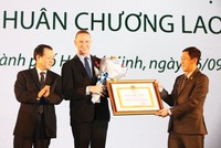 Niềm vui của ông Dominic Scriven khi đón nhận      
Huân chương Lao động hạng Ba của Nhà nước Việt Nam