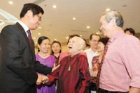 Lão doanh nhân Hoàng Thị Minh Hồ trong buổi gặp nhân ngày Doanh nhân Việt Nam lần thứ 9 (2013)