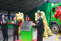 Ông Đinh Quốc Thái, Chủ tịch UBND Đồng Nai (bên trái) và ông Wayne England giở bảng tên khánh thành phân xưởng mới của Nestle Bình An