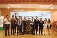 Ban lãnh đạo VMI và đại diện HNX đánh cồng khai trương giao dịch cổ phiếu VMI