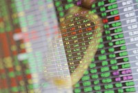 Nhiều CTCK khai thác được thông tin quan trọng từ DN niêm yết - Ảnh: Hoài Nam
