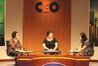 Bà Nguyễn Thị Xuân Hồng, Giám đốc Công ty TNHH Sản xuất điện tử Hiệp Hưng (giữa) trong vai trò CEO