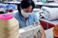 Nhiều người lao động trong doanh nghiệp không được đóng bảo hiểm xã hội (Ảnh minh họa)