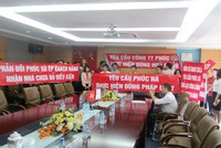 Khách hàng bức xúc phản đối Công ty Phúc Hà bàn giao căn hộ khi dự án chưa đủ điều kiện bàn giao - Ảnh: Trọng Tuyến
