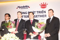 Ông Trần Kim Thành, Chủ tịch HĐQT Kinh Đô (thứ hai từ phải sang) và ông Tim Cofer, Phó chủ tịch cấp cao Tập đoàn Mondelez (thứ hai từ trái sang) tại Lễ ký Thỏa thuận mua bán cổ phần của BKD - Ảnh: Lê Toàn