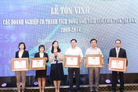 Bà Nguyễn Thị Liên Hoa, Phó chủ tịch UBCK tặng Bằng khen cho các doanh nghiệp niêm yết trên HNX