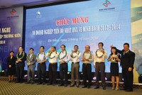 Ông Nguyễn Vũ Quang Trung, Phó tổng giám đốc HNX và bà Vũ Thị Kim Liên, Chủ tịch Hội đồng tư vấn QTCT tại HNX chúc mừng 10 DN tiến bộ nhất về minh bạch 2013 - 2014