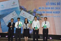 Chủ tịch HNX tặng 2 cuốn sổ tay cho Phó chủ tịch UBCK Nguyễn Thị Liên Hoa, 
Tổng Biên tập Báo Đầu tư Nguyễn Anh Tuấn và đại diện DN trên HNX