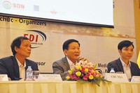 TS. Nguyễn Anh Tuấn (giữa), Tổng Biên tập Báo Đầu tư chủ trì hội thảo.
Ảnh: Sơn Thắng