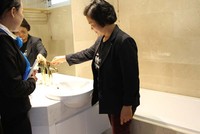 Khách hàng tận mắt xem thiết bị nhà vệ sinh mạ vàng