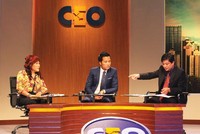 Ông Nguyễn Tuấn Việt, CEO Công ty cổ phần Kinh doanh Ô tô Thủ đô (giữa) sẽ là vị CEO tham gia thử sức với bài toán này