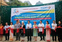 Hình ảnh những lãnh đạo, cán bộ Bảo Việt tham gia các chương trình xã hội, thiện nguyện như xây dựng trường học... không còn xa lạ