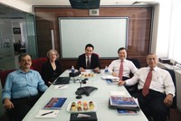 Tổng giám đốc SAM, ông Louis Nguyễn (ngồi giữa) họp với thành viên Hội đồng quản trị