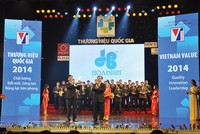 Phó Thủ tướng Hoàng Trung Hải trao biểu trưng Thương hiệu Quốc gia cho đại diện HBC