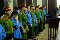 Các bị cáo nghe tuyên án tại tòa