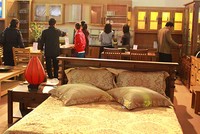 Người bình thường rất khó phân biệt được giá trị các mặt hàng nội thất  khác chất lượng, cùng mẫu mã - Ảnh: Hoài Nam