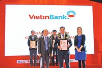 Đại diện Ban tổ chức trao chứng nhận VNR500 cho ông Trần Minh Bình, Phó tổng giám đốc VietinBank
