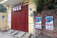 Nhiều dự án trăm tỷ chen nhau "leo" tường rào, gốc cây, cột điện là hình ảnh thường gặp trong cách làm truyền thông của các đơn vị phân phối năm qua - Ảnh: Trọng Hiếu