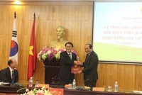 Bí thư Tỉnh ủy Hà Nam Mai Tiến Dũng (bên phải) trao Giấy chứng nhận đầu tư cho ông ông Kim Duk Yong, Chủ tịch Tập đoàn KMW (Hàn Quốc)