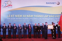 Chủ tịch HĐQT Đào Đình Thi thay mặt lãnh đạo Tập đoàn Bảo Việt đón nhận Huân chương Lao động Hạng Nhất do Phó Chủ tịch nước Nguyễn Thị Doan trao tặng