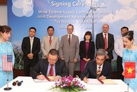 Ông Thomas Ho, Giám đốc Thương mại khối Năng Lượng tái tạo của GE tại Châu Á – Thái Bình Dương và ông Hồ Xuân Hùng, Giám đốc HTL thực hiện ký kết hợp đồng cung cấp tua-bin gió