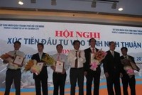 Lãnh đạo tỉnh Ninh Thuận trao giấy chứng nhận đầu tư cho 5 dự án với tổng vốn đầu tư gần 6.000 tỷ đồng