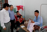 Ông Nguyễn Thịnh, Chủ tịch công đoàn PJICO và ông Lê Quang Trung thăm hỏi nạn nhân hôm 28/3