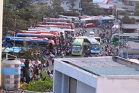 Hình ảnh khách đông nghẹt ở bến xe Miền Đông mỗi dịp lễ Tết   