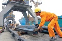 Thông tư 44 được cho là gây phiền phức cho doanh nghiệp nhập khẩu thép. Ảnh: Đức Thanh