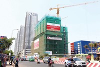 Các dự án căn hộ ở quận 7 khá hút khách nhờ lợi thế vị trí và hạ tầng phát triển - Ảnh: Lê Toàn