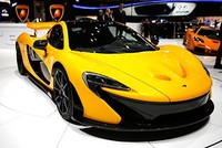 Chiếc McLaren P1 là một trong những chiếc siêu xe hybrid với động cơ V8 kép có công suất 903 sức ngựa. Xạc đầy pin, xe có thể đi được 480 km. Chỉ có 375 xe được sản xuất, với giá mỗi chiếc 1,35 triệu USD. Ảnh:Bloomberg