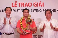 Bộ trưởng Bộ Kế hoạch và Đầu tư Bùi Quang Vinh (bên phải) - Chủ tịch giải đấu và Ts. Nguyễn Anh Tuấn (bên trái) - Tổng Biên tập Báo Đầu tư, Trưởng Ban tổ chức trao giải Vô địch cho golf thủ Đỗ Xuân Hưng. Ảnh: Đức Thanh