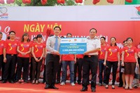 Ông Đào Đình Thi, Bí thư Đảng ủy, Chủ tịch HĐQT Tập đoàn Bảo Việt trao biển tượng trưng Tàu CQ trị giá 3,5 tỷ đồng do Tập đoàn Bảo Việt tặng các cán bộ, chiến sĩ đảo Trường Sa