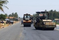 Thi công thảm bê tông nhựa mặt đường tại gói thầu số 3 thuộc dự án BOT Bắc Bình Định đoạn qua địa bàn huyện Hoài Nhơn. Ảnh: Gia Nguyễn