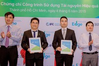 Đại diện Công ty Tiến Phát, chủ đầu tư Dự án The Ascent nhận chứng chỉ EDGE cho các công trình sử dụng tài nguyên hiệu quả 