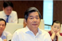 Bộ trưởng Bộ Kế hoạch và Đầu tư Bùi Quang Vinh giải đáp ý kiến của đại biểu Quốc hội về con số chênh lệch kim ngạch xuất nhập khẩu hàng hóa giữa Việt Nam và Trung Quốc tại Hội trường Quốc hội chiều 8/6/2015. Ảnh Đức Thanh