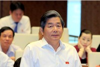 Bộ trưởng Bộ Kế hoạch và Đầu tư Bùi Quang Vinh giải đáp một số ý kiến của đại biểu Quốc hội chiều 8/6/2015. Ảnh Đức Thanh